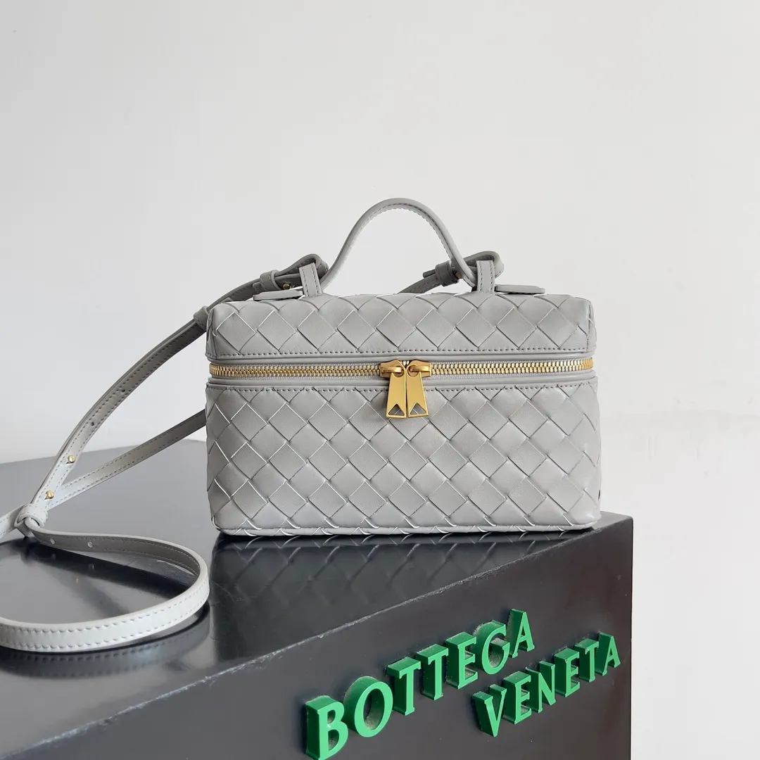 Batch 1360 Bottega Veneta 24 spring and summer woven zipper crossbody bag. A crossbody bag that can be used as a cosmetic bag. The exquisite weaving and compact body are an indispensable accessory for the upcoming summer. The double zipper also better protects the bag. It has a large capacity. If you like it, don’t miss it. Style number: 789109 Size: 22*12.5*5cm